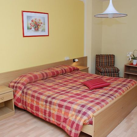 Albergo Ginevra Roncone Exterior foto