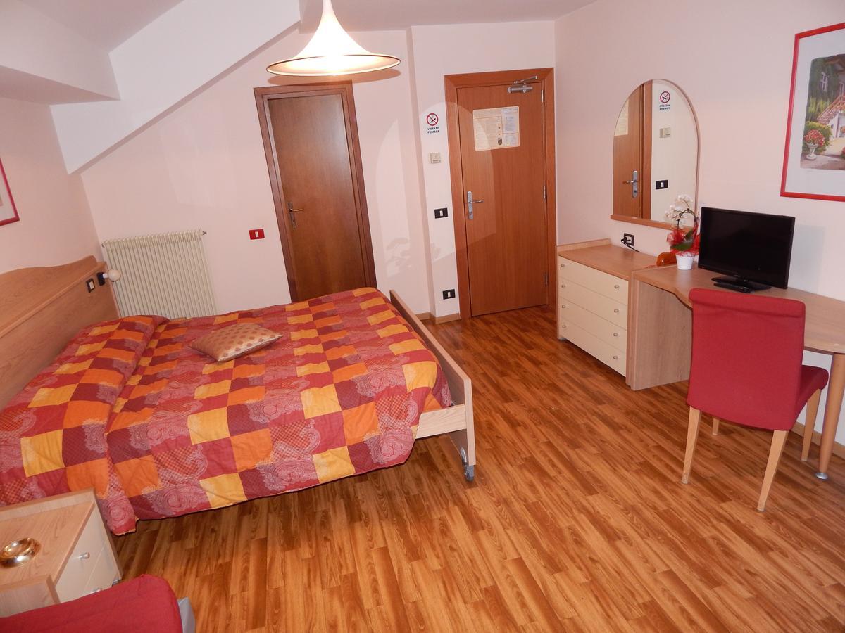 Albergo Ginevra Roncone Exterior foto