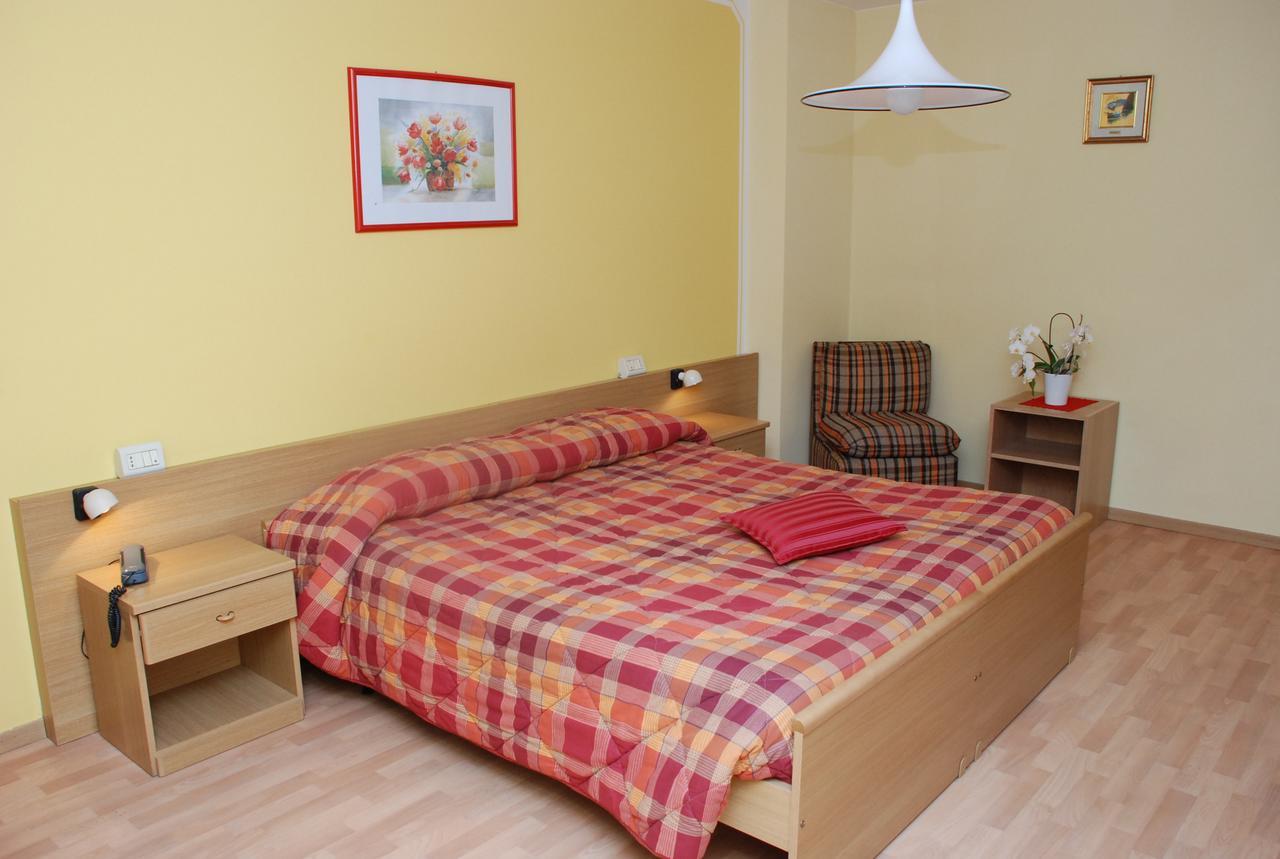 Albergo Ginevra Roncone Exterior foto
